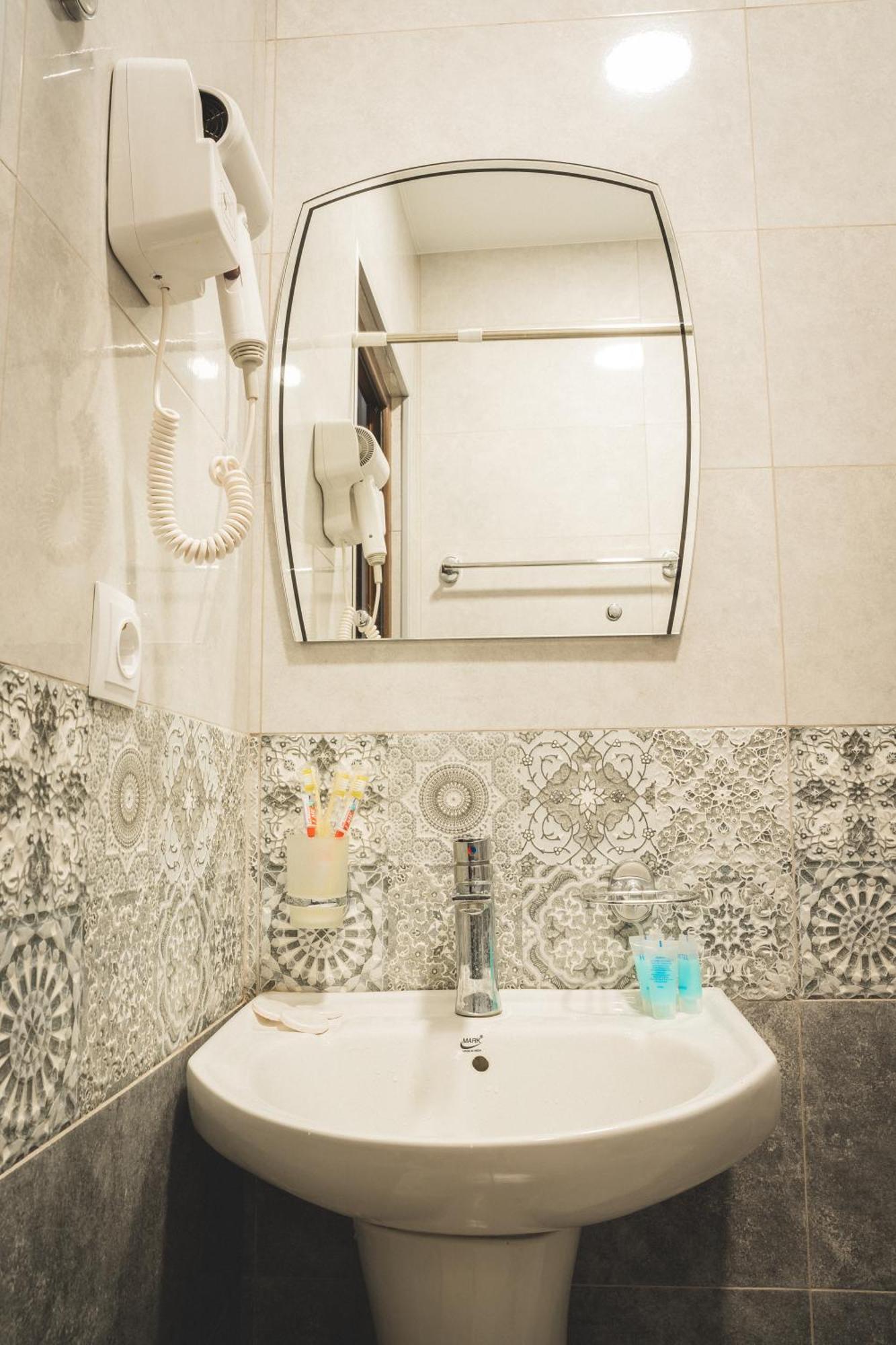 Hh Hotel Tbilisi Eksteriør billede