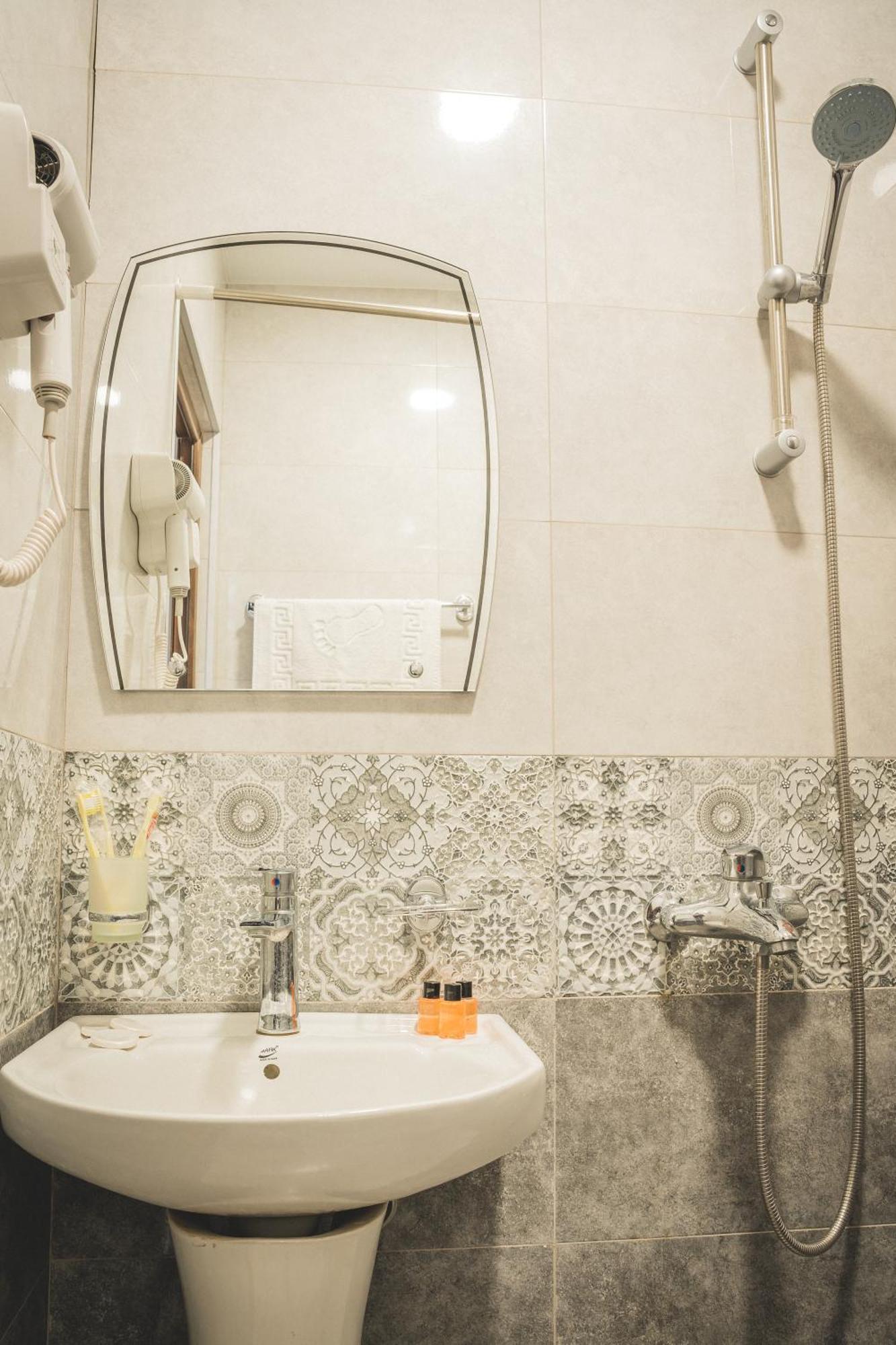 Hh Hotel Tbilisi Eksteriør billede